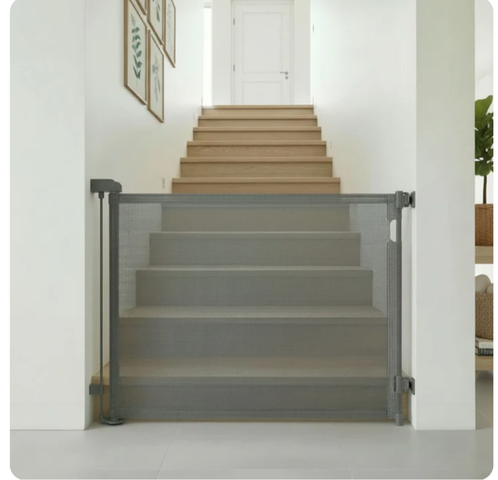 Barrière Guardly installée dans un intérieur